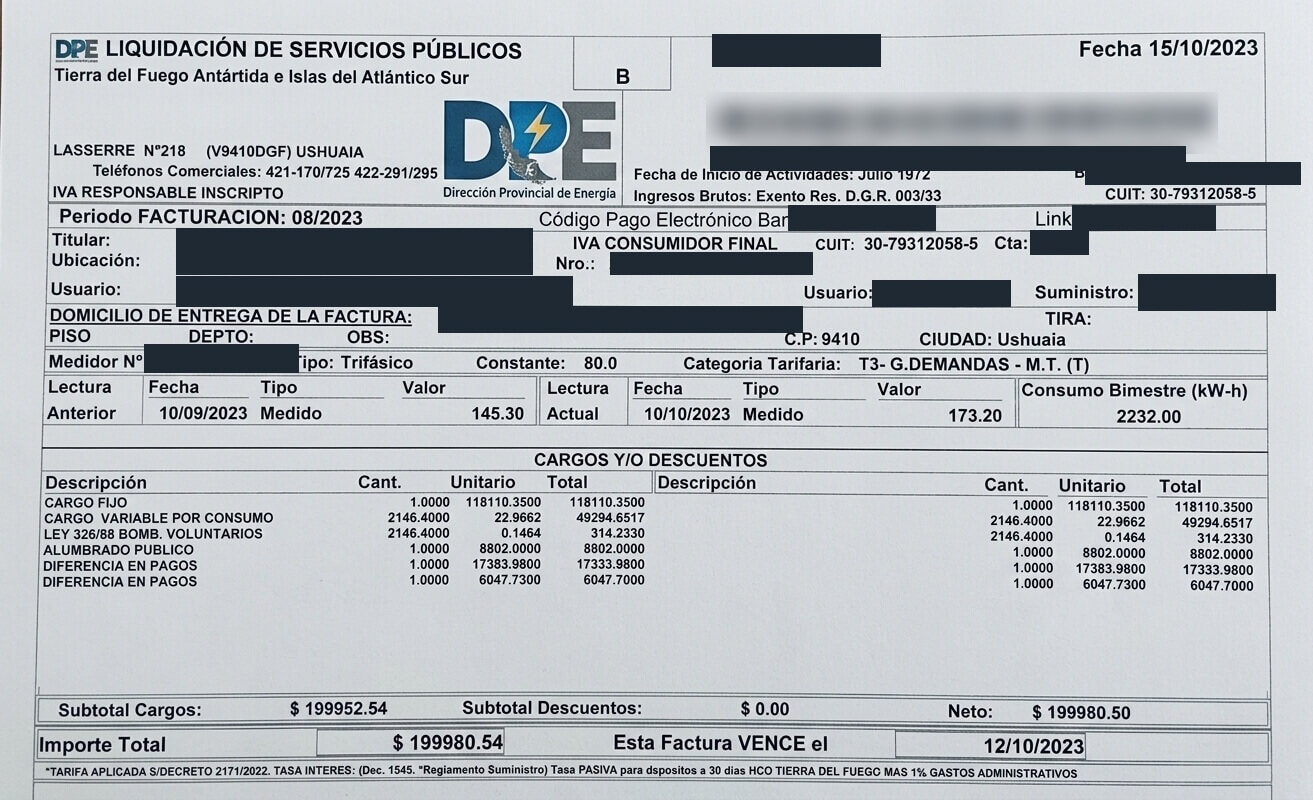 Liquidación de servicios públicos de la DPE con los datos identificatorios tapados: período de facturación, categoría tarifaria, lecturas anterior y actual, consumo en kWh, el detalle de cargos y descuentos, el importe total y la fecha de vencimiento